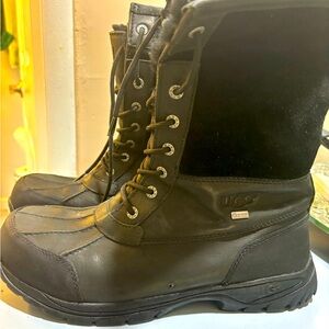 Men’s Black UGG Snowboots size 11.5
